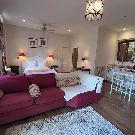 Konukevi Chateau De 4*